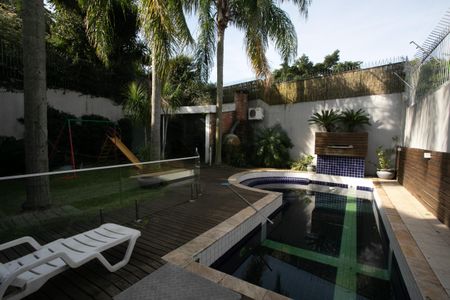 Casa à venda com 500m², 5 quartos e 6 vagas Casa à venda com 500m², 5 quartos e 6 vagasPiscina