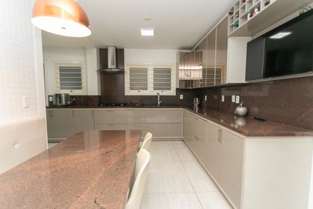 Casa à venda com 500m², 5 quartos e 6 vagas Casa à venda com 500m², 5 quartos e 6 vagasCozinha