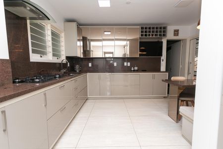 Casa à venda com 500m², 5 quartos e 6 vagas Casa à venda com 500m², 5 quartos e 6 vagasCozinha