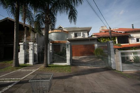 Casa à venda com 500m², 5 quartos e 6 vagas Casa à venda com 500m², 5 quartos e 6 vagasFachada da casa