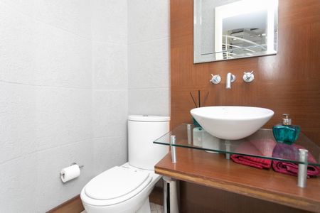 Casa à venda com 500m², 5 quartos e 6 vagas Casa à venda com 500m², 5 quartos e 6 vagasLavabo