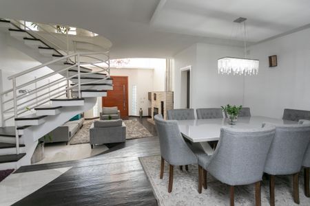 Casa à venda com 500m², 5 quartos e 6 vagas Casa à venda com 500m², 5 quartos e 6 vagasSala de jantar