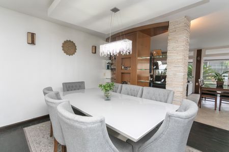 Casa à venda com 500m², 5 quartos e 6 vagas Casa à venda com 500m², 5 quartos e 6 vagasSala de jantar