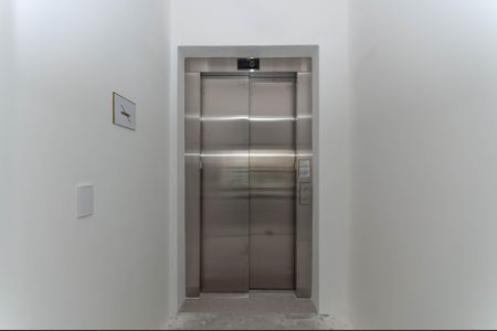 Apartamento à venda com 261m², 4 quartos e 3 vagas Apartamento à venda com 261m², 4 quartos e 3 vagasHall do Elevador Exclusivo