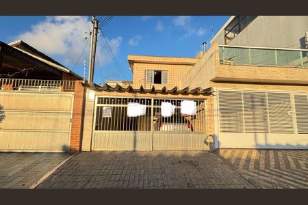 Casa à venda com 157m², 3 quartos e 2 vagas Casa à venda com 157m², 3 quartos e 2 vagasFachada