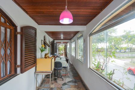Casa à venda com 334m², 3 quartos e 4 vagas Casa à venda com 334m², 3 quartos e 4 vagasCorredor