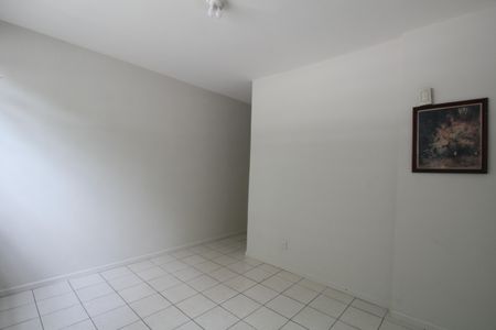 Casa à venda com 70m², 2 quartos e 2 vagasSala