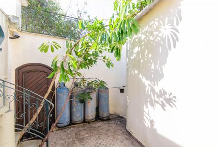 Casa à venda com 350m², 4 quartos e 4 vagas Casa à venda com 350m², 4 quartos e 4 vagasQuintal