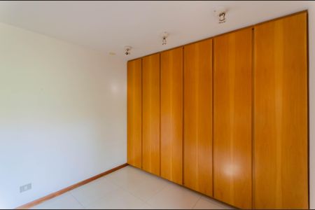 Casa à venda com 350m², 4 quartos e 4 vagas Casa à venda com 350m², 4 quartos e 4 vagasQuarto 2