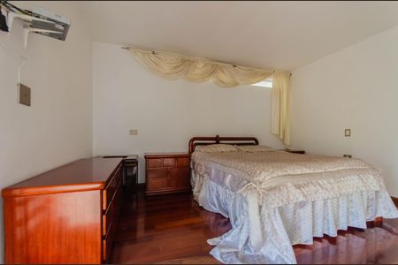 Casa à venda com 350m², 4 quartos e 4 vagas Casa à venda com 350m², 4 quartos e 4 vagasSuíte 2