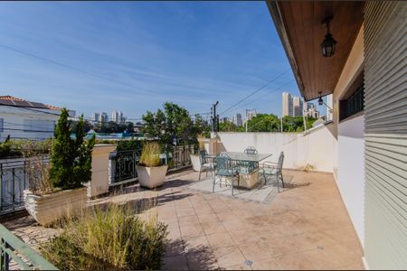 Casa à venda com 350m², 4 quartos e 4 vagas Casa à venda com 350m², 4 quartos e 4 vagasTerraço