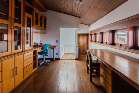 Casa à venda com 350m², 4 quartos e 4 vagas Casa à venda com 350m², 4 quartos e 4 vagasPiso superior