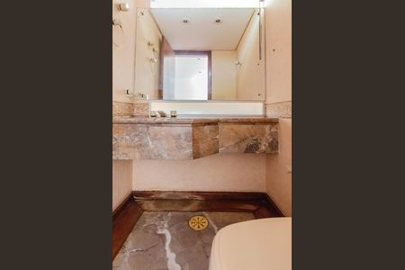 Casa à venda com 350m², 4 quartos e 4 vagas Casa à venda com 350m², 4 quartos e 4 vagasLavabo