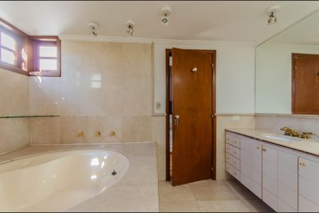 Casa à venda com 350m², 4 quartos e 4 vagas Casa à venda com 350m², 4 quartos e 4 vagasBanheiro da Suíte 2