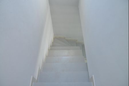 Casa à venda com 143m², 2 quartos e 2 vagasEscada