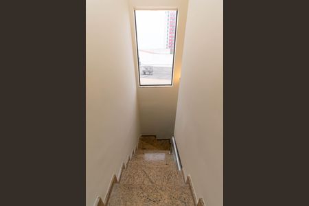 Casa para alugar com 175m², 3 quartos e 5 vagasEscada