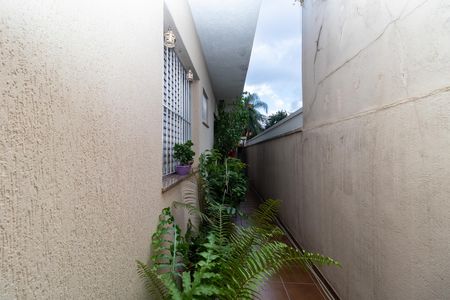 Casa à venda com 233m², 5 quartos e 6 vagas Casa à venda com 233m², 5 quartos e 6 vagasAcesso lateral / Corredor externo