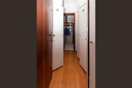 Casa à venda com 233m², 5 quartos e 6 vagas Casa à venda com 233m², 5 quartos e 6 vagasCloset da Suite