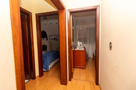 Casa à venda com 233m², 5 quartos e 6 vagas Casa à venda com 233m², 5 quartos e 6 vagasCorredor