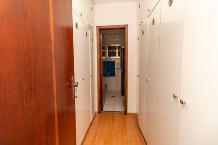 Casa à venda com 233m², 5 quartos e 6 vagas Casa à venda com 233m², 5 quartos e 6 vagasCloset da Suite