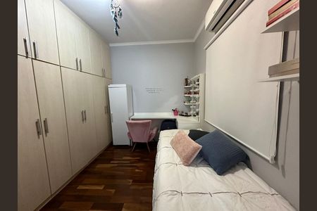 Casa de condomínio à venda com 390m², 4 quartos e 8 vagas Casa de condomínio à venda com 390m², 4 quartos e 8 vagasQuarto