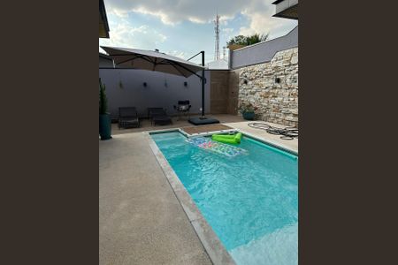 Casa de condomínio à venda com 390m², 4 quartos e 8 vagas Casa de condomínio à venda com 390m², 4 quartos e 8 vagasPiscina