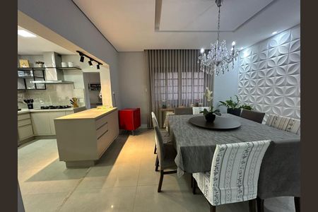 Casa de condomínio à venda com 390m², 4 quartos e 8 vagas Casa de condomínio à venda com 390m², 4 quartos e 8 vagasSala de Jantar