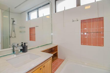 Apartamento à venda com 97m², 2 quartos e 1 vaga Apartamento à venda com 97m², 2 quartos e 1 vagaBanheiro