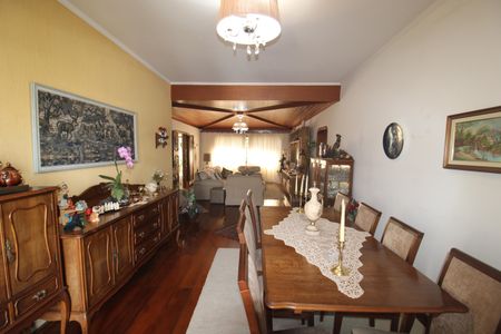 Casa à venda com 349m², 5 quartos e 6 vagasSala