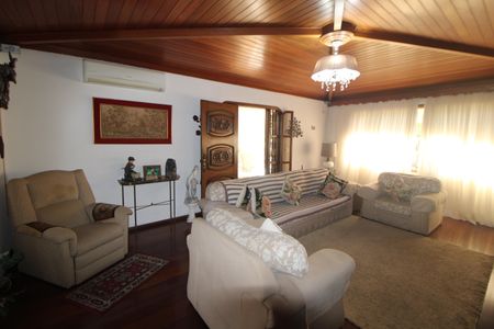 Casa à venda com 349m², 5 quartos e 6 vagasSala