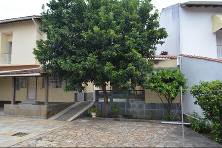 Casa de condomínio à venda com 490m², 4 quartos e 2 vagas Casa de condomínio à venda com 490m², 4 quartos e 2 vagasQuintal