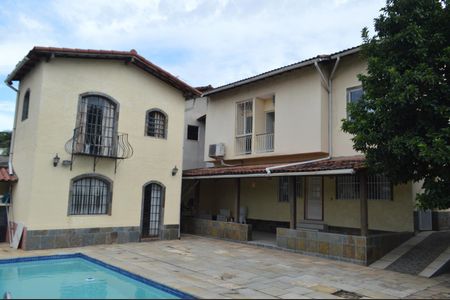 Casa de condomínio à venda com 490m², 4 quartos e 2 vagas Casa de condomínio à venda com 490m², 4 quartos e 2 vagasFachada
