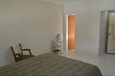 Casa de condomínio à venda com 490m², 4 quartos e 2 vagas Casa de condomínio à venda com 490m², 4 quartos e 2 vagasSuíte
