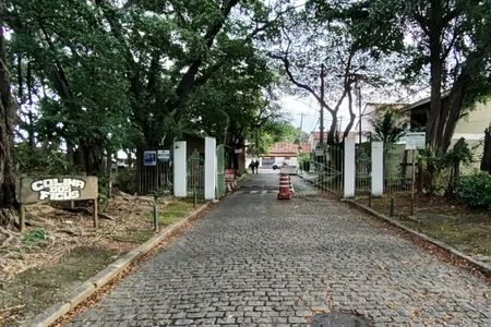 Casa de condomínio à venda com 490m², 4 quartos e 2 vagas Casa de condomínio à venda com 490m², 4 quartos e 2 vagasFachada