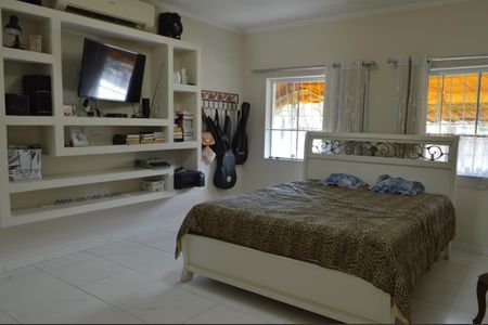 Casa de condomínio à venda com 490m², 4 quartos e 2 vagas Casa de condomínio à venda com 490m², 4 quartos e 2 vagasSuíte