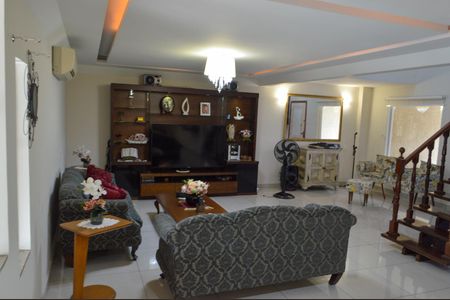 Casa de condomínio à venda com 490m², 4 quartos e 2 vagas Casa de condomínio à venda com 490m², 4 quartos e 2 vagasSala