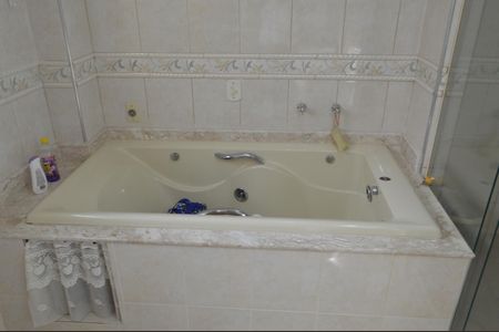 Casa de condomínio à venda com 490m², 4 quartos e 2 vagas Casa de condomínio à venda com 490m², 4 quartos e 2 vagasBanheiro da Suíte
