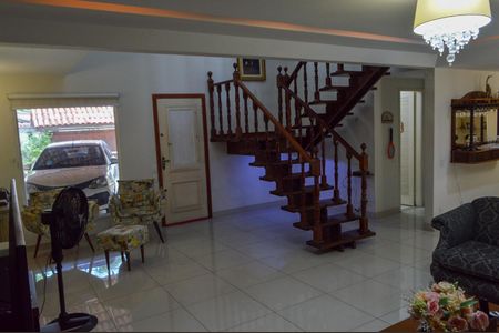 Casa de condomínio à venda com 490m², 4 quartos e 2 vagas Casa de condomínio à venda com 490m², 4 quartos e 2 vagasSala