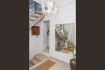 Casa à venda com 160m², 3 quartos e 2 vagas Casa à venda com 160m², 3 quartos e 2 vagasHall
