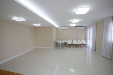 Apartamento à venda com 160m², 3 quartos e 2 vagas Apartamento à venda com 160m², 3 quartos e 2 vagasÁrea comum - Salão de festas