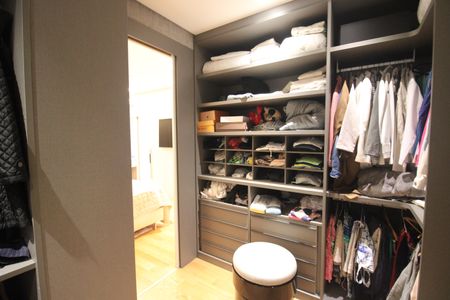 Apartamento à venda com 235m², 2 quartos e 4 vagasQuarto 2 - Closet