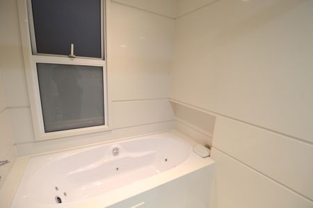 Apartamento à venda com 235m², 2 quartos e 4 vagasQuarto 2 - Banheiro