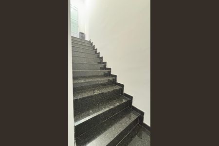 Apartamento à venda com 99m², 2 quartos e 1 vaga Apartamento à venda com 99m², 2 quartos e 1 vagaEscada