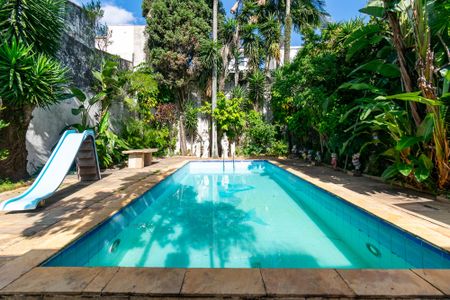 Casa à venda com 500m², 3 quartos e 2 vagas Casa à venda com 500m², 3 quartos e 2 vagasÁrea comum - Piscina