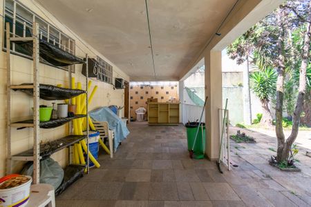 Casa à venda com 500m², 3 quartos e 2 vagas Casa à venda com 500m², 3 quartos e 2 vagasÁrea comum - Piscina