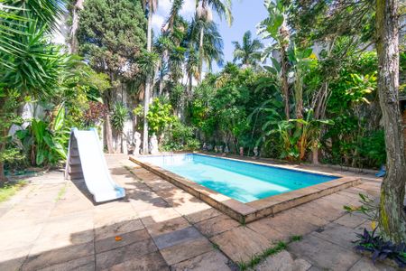 Casa à venda com 500m², 3 quartos e 2 vagas Casa à venda com 500m², 3 quartos e 2 vagasÁrea comum - Piscina