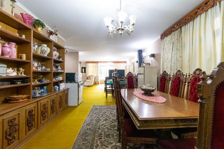 Casa à venda com 500m², 3 quartos e 2 vagas Casa à venda com 500m², 3 quartos e 2 vagasSala de Jantar