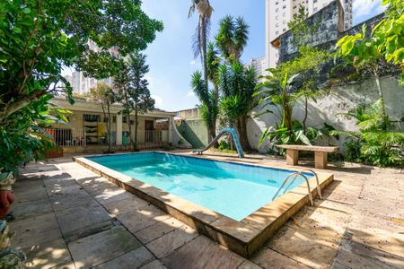 Casa à venda com 500m², 3 quartos e 2 vagas Casa à venda com 500m², 3 quartos e 2 vagasÁrea comum - Piscina