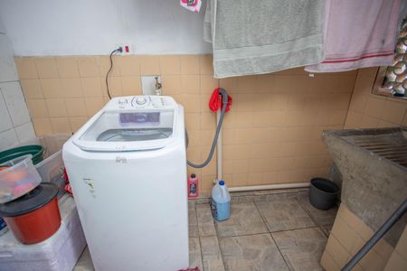Casa à venda com 220m², 5 quartos e 3 vagas Casa à venda com 220m², 5 quartos e 3 vagasCasa 3 área de serviço