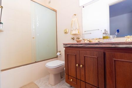 Casa de condomínio à venda com 350m², 4 quartos e 5 vagasBanheiro